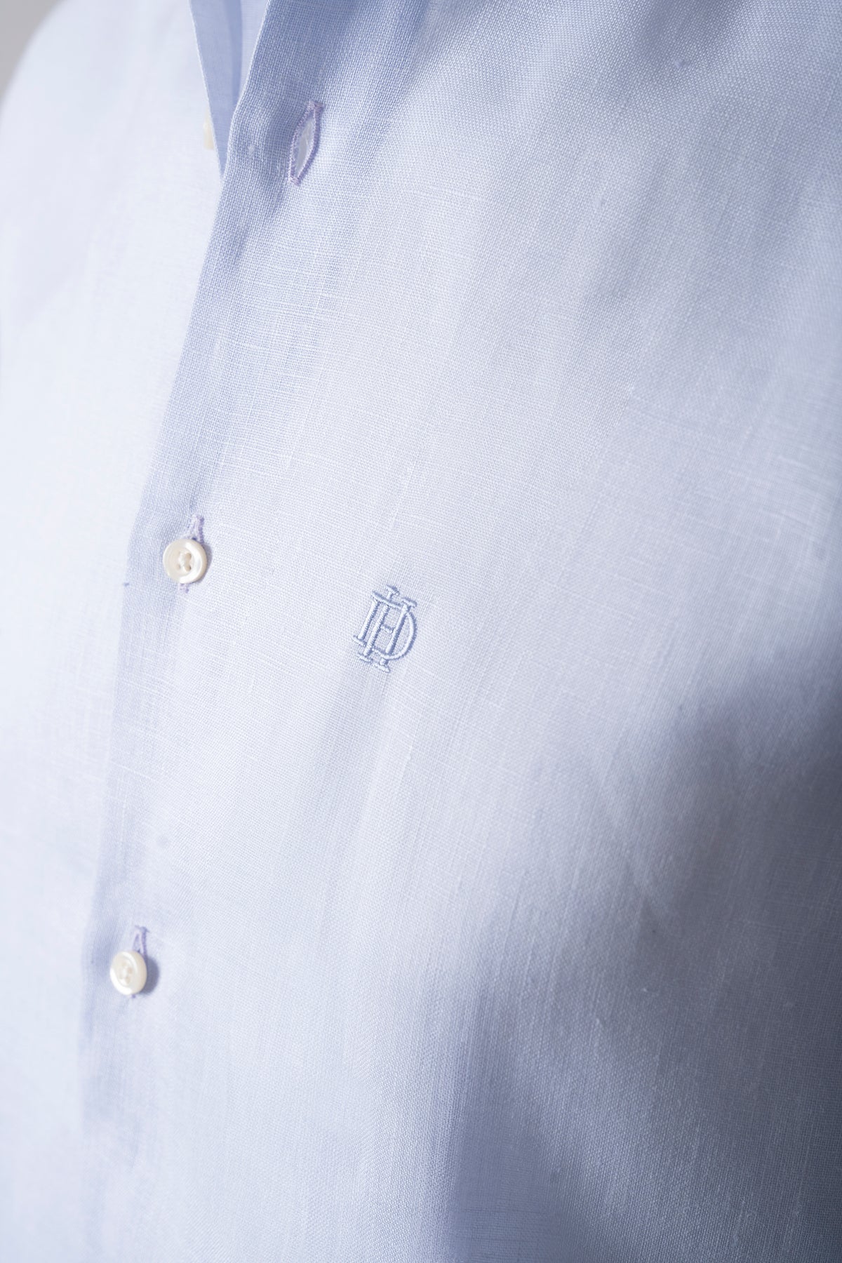 Men’s linen shirt in pastel blue, back view