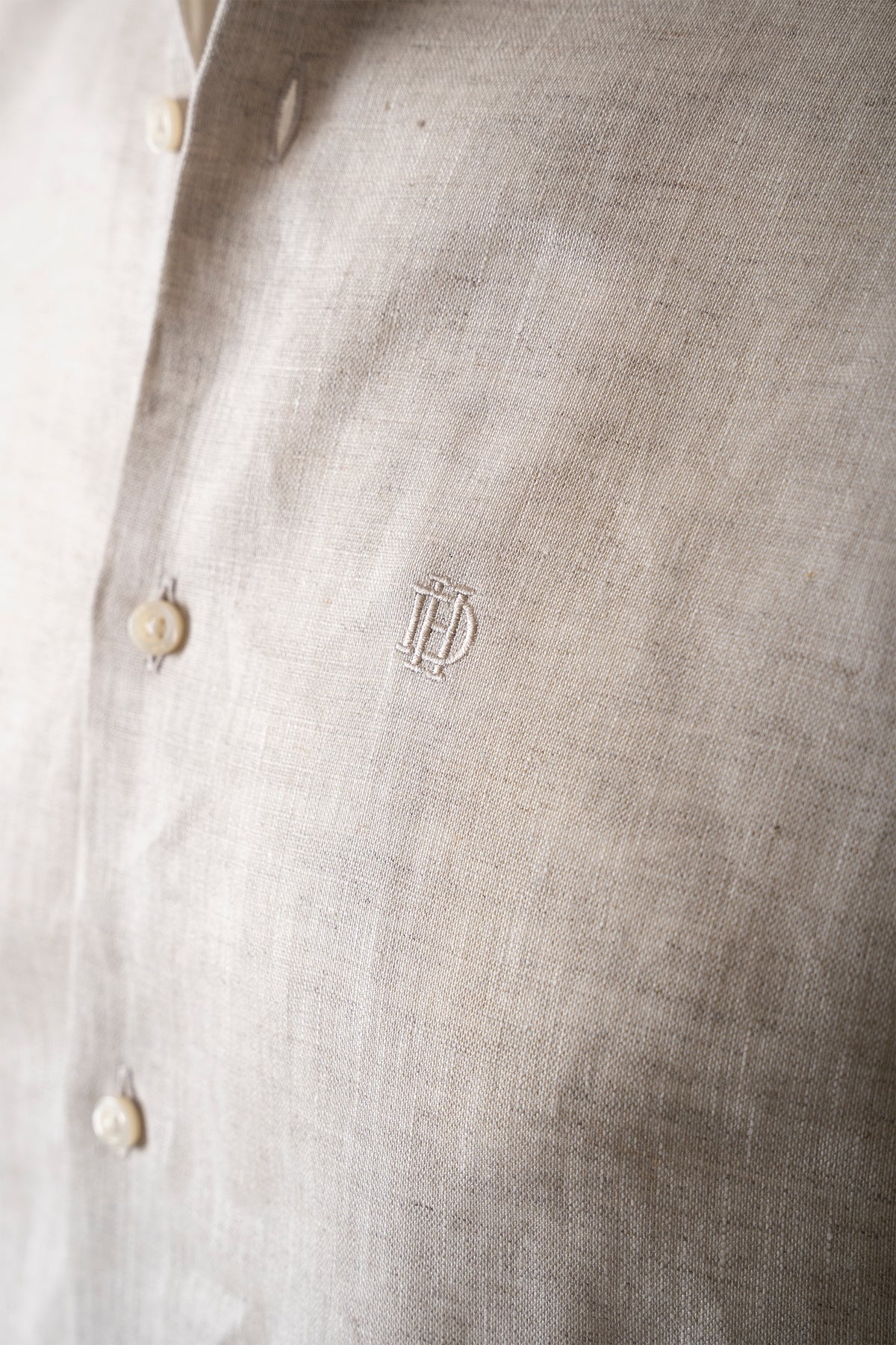 Men’s linen shirt in beige, back view