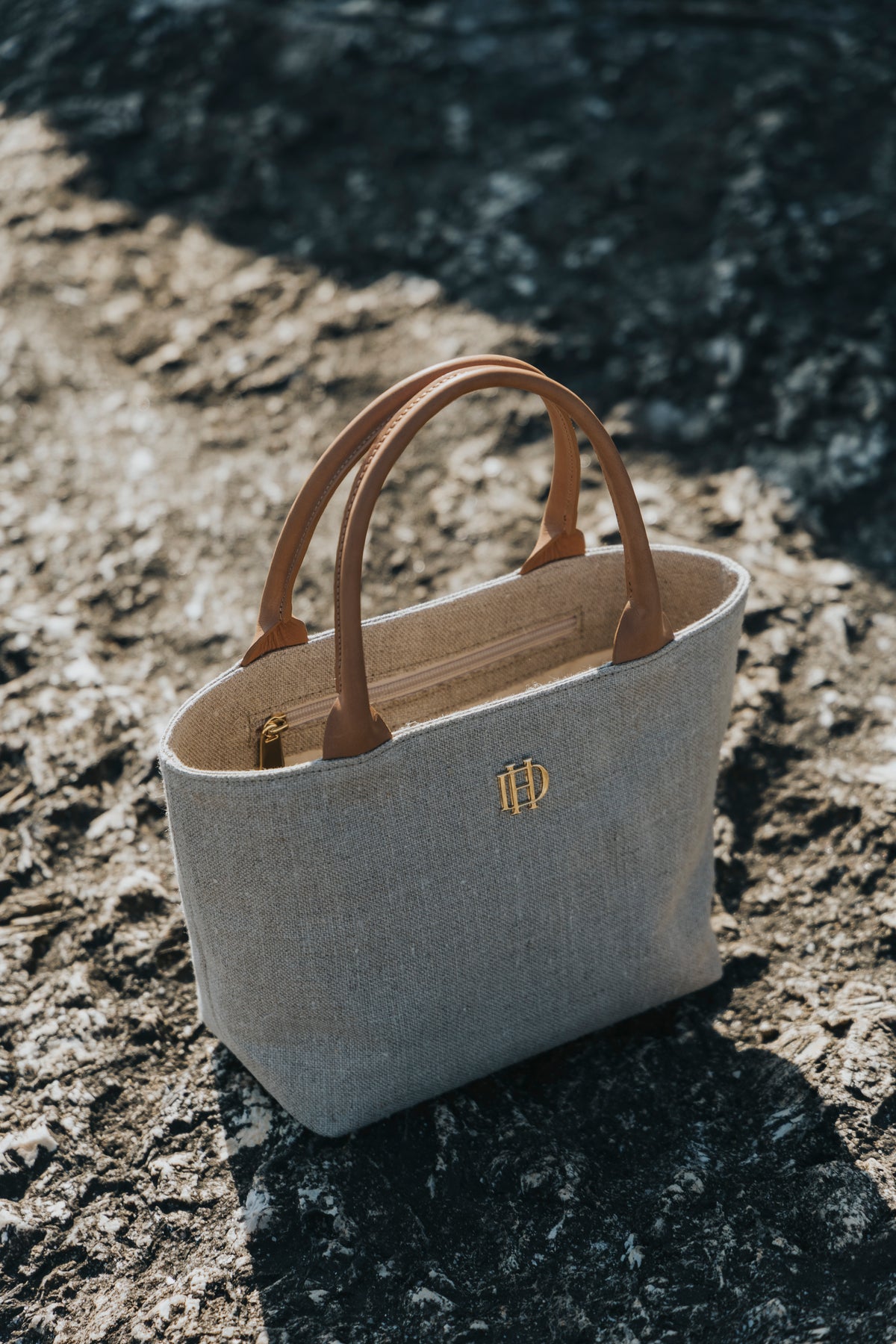 Linen bag carried on the coast, D'Heritage Summer 2026