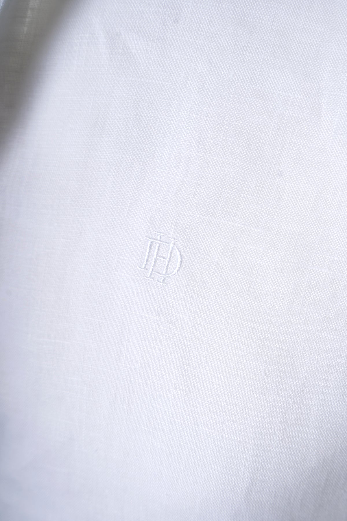 Men’s linen shirt in white, back view