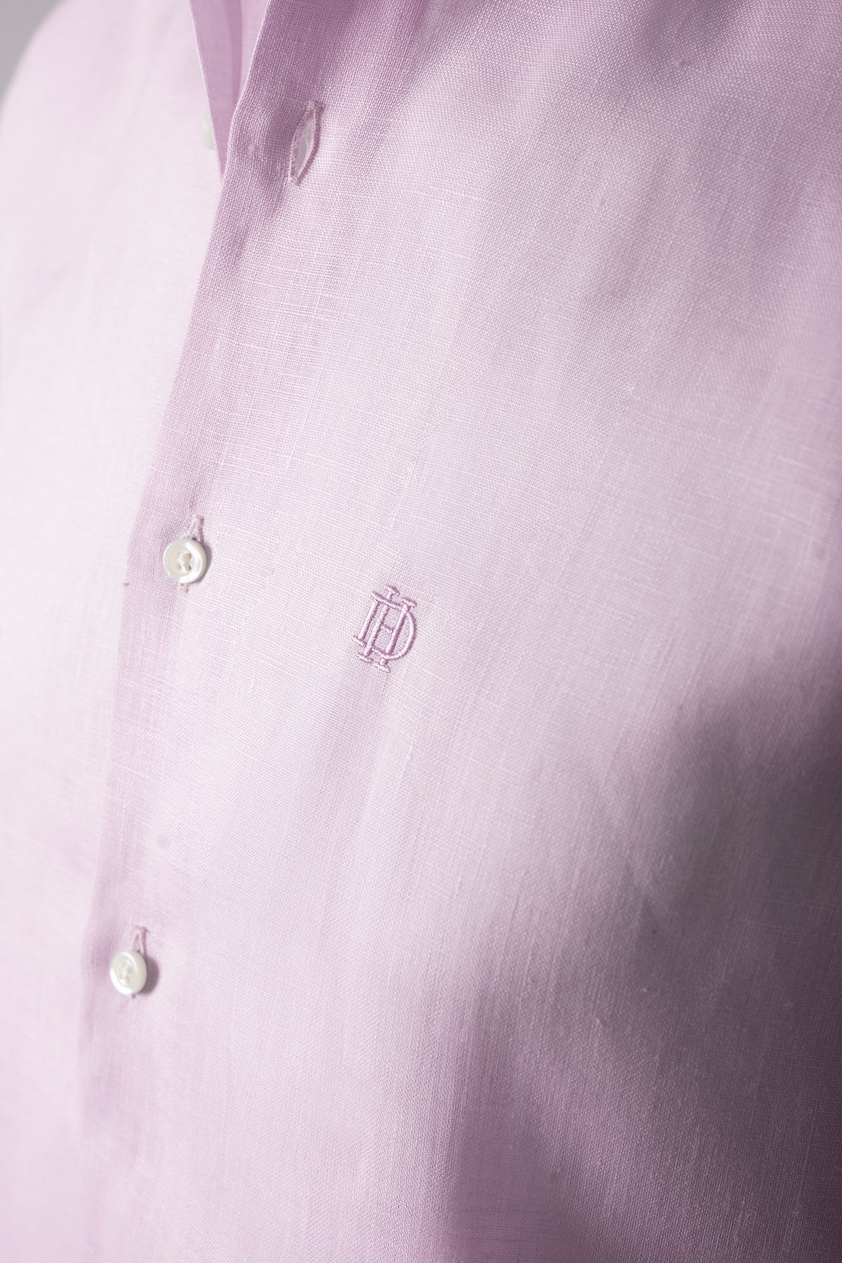Men’s linen shirt in pastel pink, back view