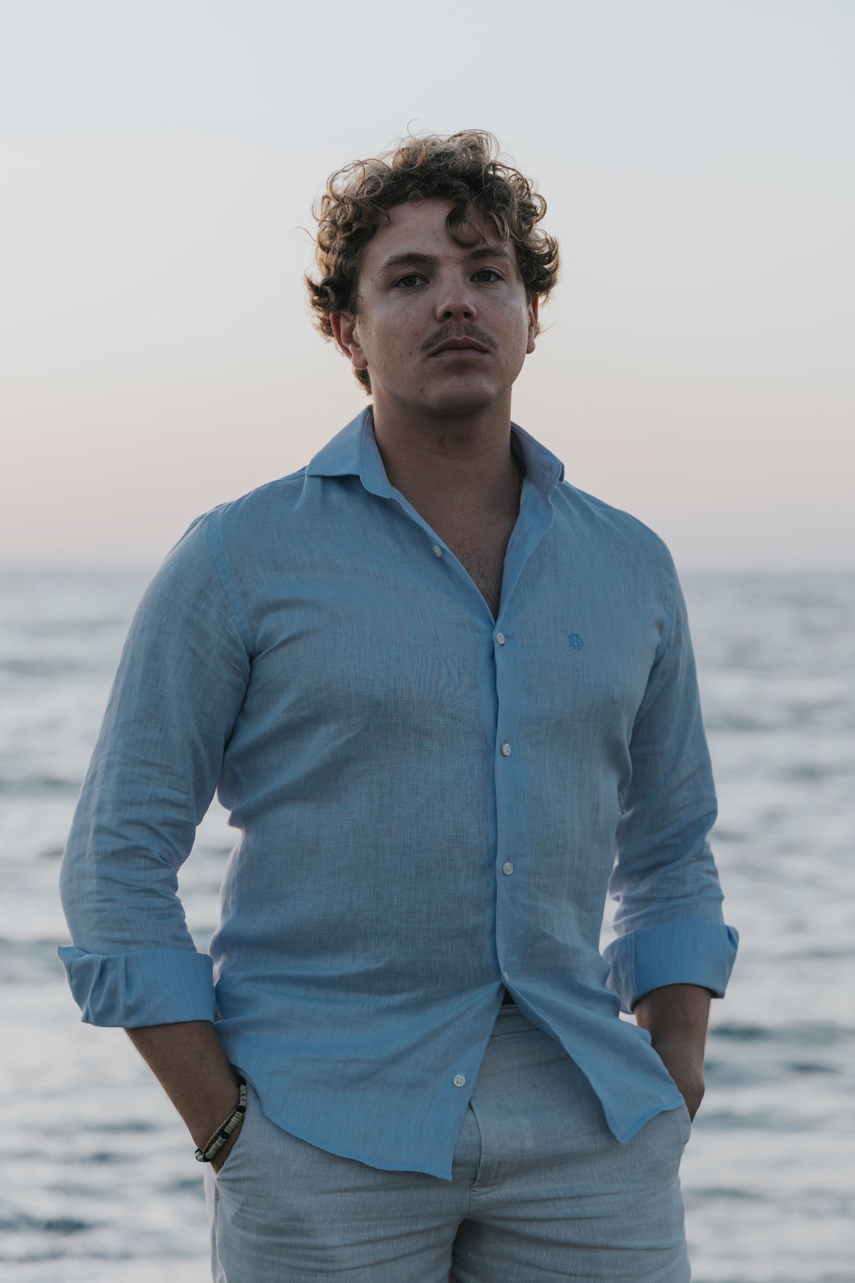 Men’s linen shirt worn open over a t-shirt, D’Heritage Summer 2026